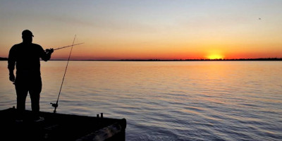 Pescador en la costa